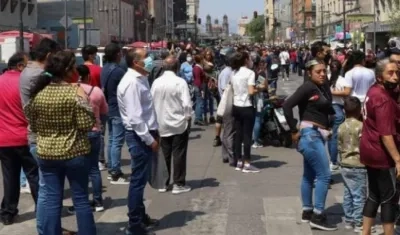 Ciudadanos salen a las calles después del sismo de 6,9 del jueves.