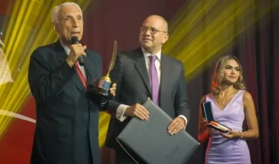 Ventura Díaz Meja, Premio 'Vida y Obra'. Lo acompaña el rector Mauricio Molinares.