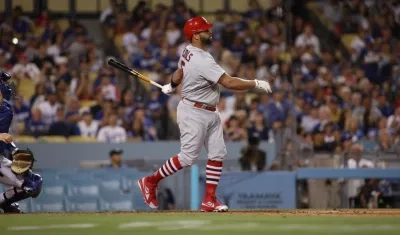 Albert Pujols al momento de conectar su cuadrangular 700. 