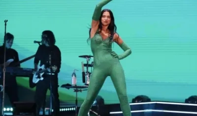 Dua Lipa en su concierto en Bogotá.