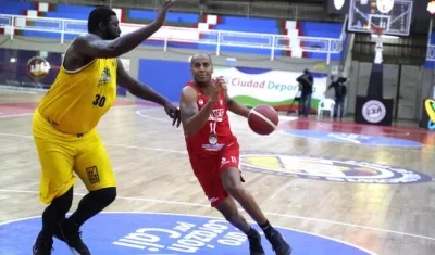 Ernesto Oglivie enfrenta la marca de un rival. 