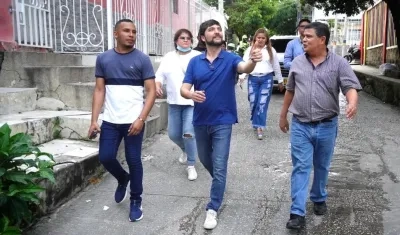 El Alcalde Jaime Pumarejo recorriendo las calles del barrio 7 de Abril.