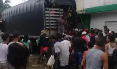 En pleno saqueo captada la gráfica.