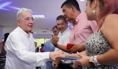 El expresidente Uribe saluda a los asistentes al foro del Centro Democrático en Cúcuta.