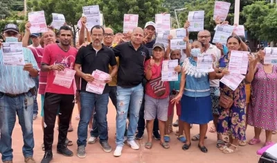 Usuarios del barrio 11 de Noviembre de Santa Marta enseñan las facturas de Air-e. "Esto es impagable", dicen.