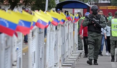 La fuerza pública pasa revista por la frontera entre Venezuela y Colombia.