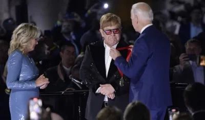 Elton John recibió la medalla nacional de las humanidades de EE.UU. de manos del presidente.