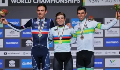 Remco Evenepoel celebra con la camiseta arcoíris. 