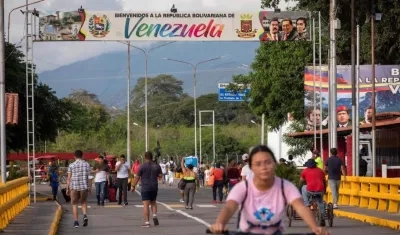 Tránsito de personas en el Puente Internacional de Ureña.