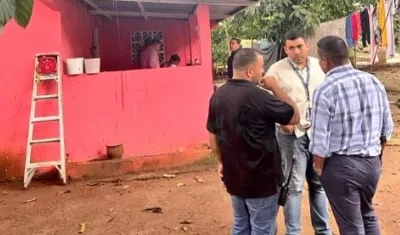 Investigadores en la vivienda en la que vivía la niña en Panamá.
