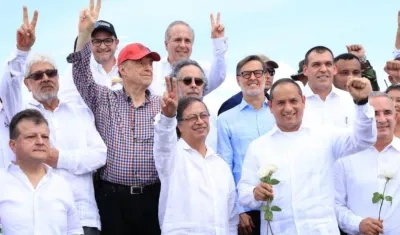 El Presidente Petro y los representantes de ambos Gobiernos.