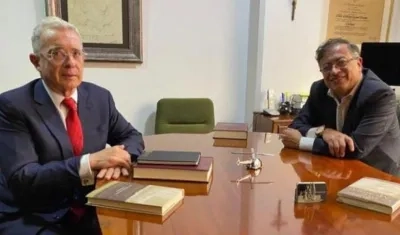 Gustavo Petro y Álvaro Uribe. 