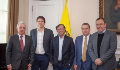 Al centro el Presidente Gustavo Petro, a su derecha Álvaro Uribe, Miguel Turbay,Óscar Pérez y Álvaro Prada. 