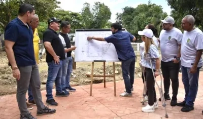 El Alcalde Jaime Pumarejo y la Gobernadora Elsa Noguera revisando los planos del proyecto.