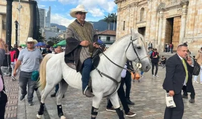 Senador Alirio Barrera montado en su caballo.