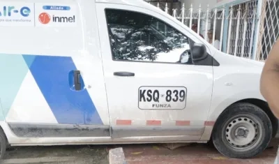 Vehículo de contratista de Air-e choca contra una casa