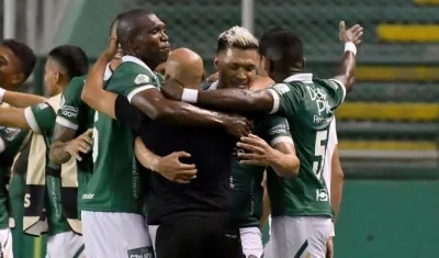 Mayer Candelo se abraza con Teófilo Gutiérrez. 