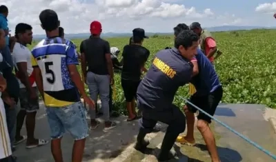 Rescate de pescadores atrapados en tarulla