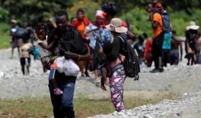 Tras cruzar la selva, migrantes llegan a la comunidad de Bajo Chiquito, provincia del Darién.