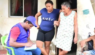 Funcionarios de la Gobernación realizando el censo.