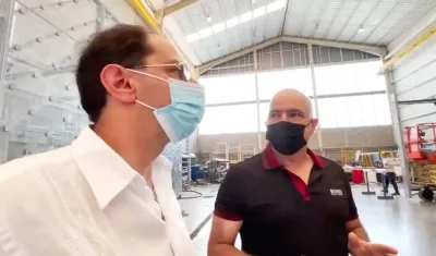 Christian Daes, COO de Tecnoglass, con el exministro de Comercio y Hacienda, José Manuel Restrepo.