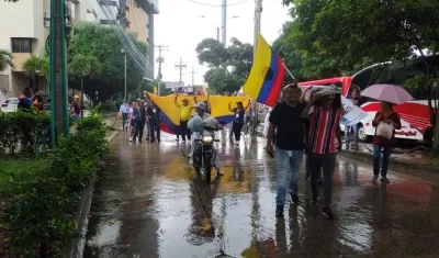 Muchos usuarios se protegieron de la lluvia con plásticos.