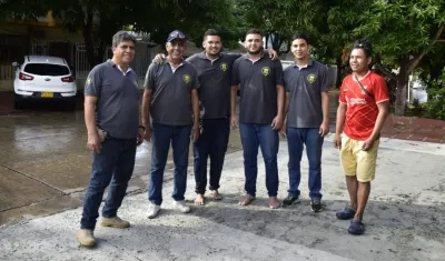 'El paisa' con sus cinco rescatistas.