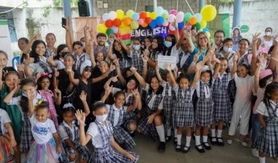 Estudiantes junto al Alcalde Pumarejo. 