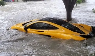 El auto de un millón de dólares flotando en Naples.