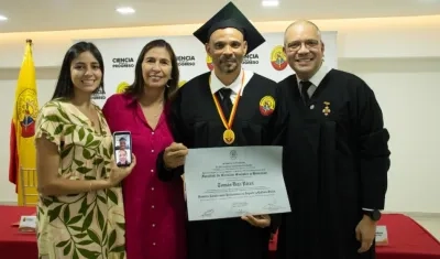 Tomás Díaz con su familia y el rector Mauricio Molinares. 