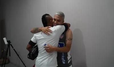 El abrazo de Quintero con otro talentoso de Junior: Vladimir Hernández.
