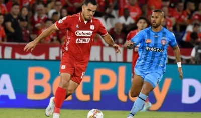 Jhon García avanza ante la marca de Isaac Camargo.