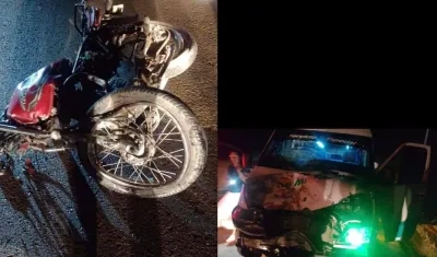 La moto y el microbús implicados en el accidente. 