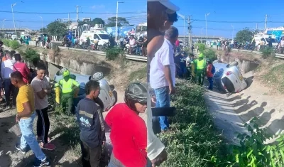El vehículo quedó en una cuneta. 
