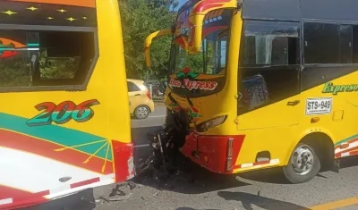 Así quedó la motocicleta tras quedar entre los dos buses. 
