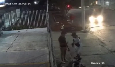 Momento en que el ciudadano era atracado por los delincuentes. 
