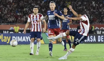 Remate de Carlos Bacca para el gol juniorista.