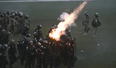 Agentes antidisturbios controlando a los manifestantes.