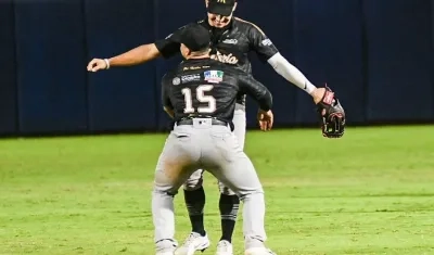 Daniel Vellojín felicita a Brayan Buelvas tras su tremenda atrapada al batazo de Adrián Valerio.