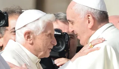 Benedicto XVI y Francisco.