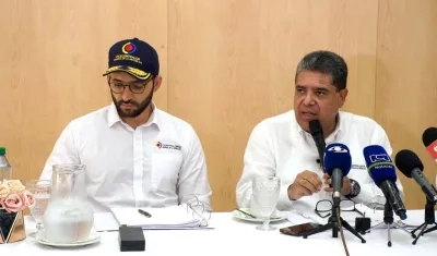 El Contralor Carlos Hernán Rodríguez presentando el informe.