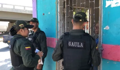 Gaula de la Policía realizando campaña de prevención en el Barrio Abajo. 