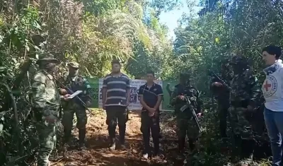 Wilson Oquendo y un familia en momentos en que eran liberados.