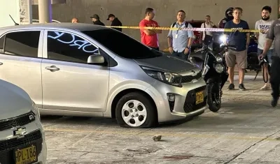 El vehículo que pretendían hurtar y la moto utilizada por los delincuentes.