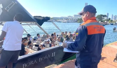 Personal de la Dimar supervisando las actividades marítimas.