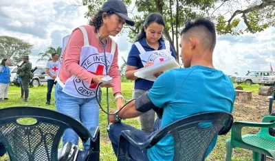 Uno de los liberados recibiendo atención de la misión humanitaria.