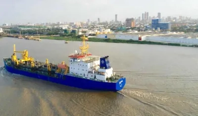 La draga china recientemente trabajando en el puerto.