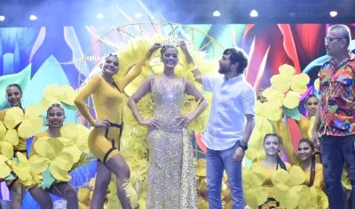 El Alcalde Jaime Pumarejo fue el encargado de ponerle la corona a Daniella Falcón.