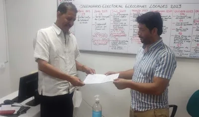 Enrique Chapman recibiendo la autorización de manos de Rosemberg Muñoz Prada, de la Registraduría de Soledad.