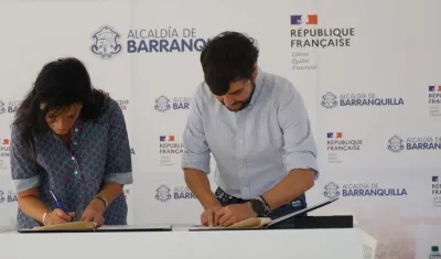 El Alcalde Pumarejo firmando el nuevo convenio con la Agencia Francesa de Desarrollo.